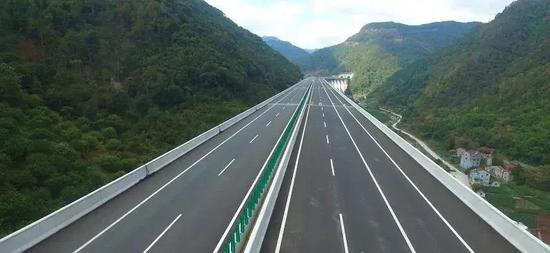 台州高速靠山高速防撞墙 护栏防腐涂装工程